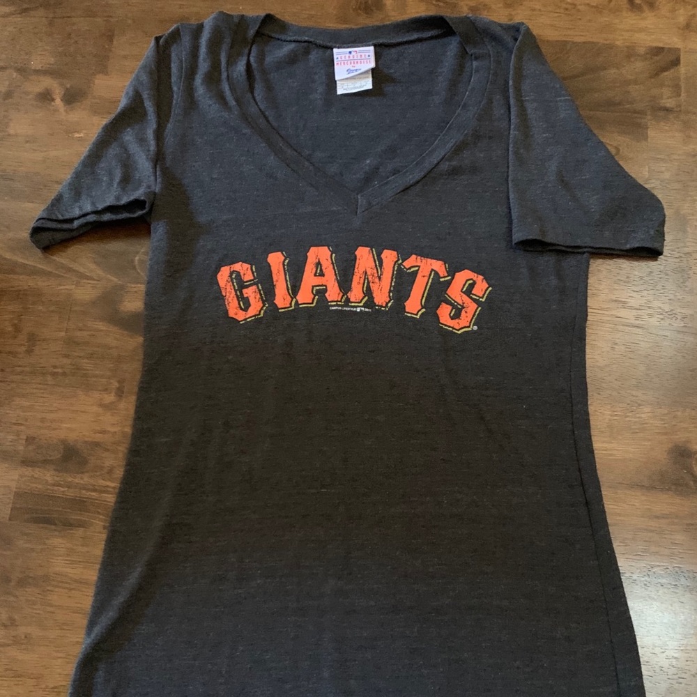Giants vneck T-shirt